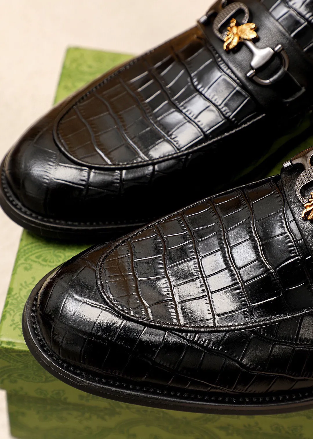 Men's shoes 💰442 💐 Product trademark: GUCCI "Gucci" casual leather shoes Regular size: 38-44 (45.46🉑️customized) Product materials: Selected imported first-layer calfskin embossed upper + luxury hardware buckle, imported water-dyed cow leather lining. Strong three-dimensional visual effect, combined outsole Color: 2⃣️colors available